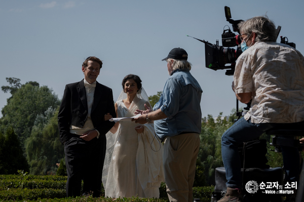 ▲사비나와 리처드의 결혼식 장면을 연출하고 있는 존 그루터스 감독.