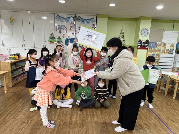 ▲꿈땅어린이집은 아나바다 운동으로 모아진 수익금 전체를 전달했으며,?하은어린이집은 친환경 화분을 만들고 판매한 수익금 일부를 전달해왔다.?