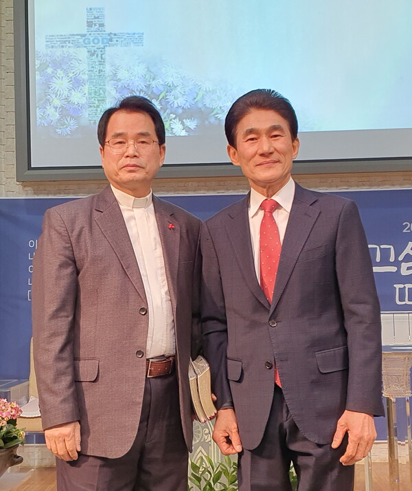 ▲직전대표회장 김병호 목사(왼쪽)와 신임대표회장 박종운 목사(오른쪽)