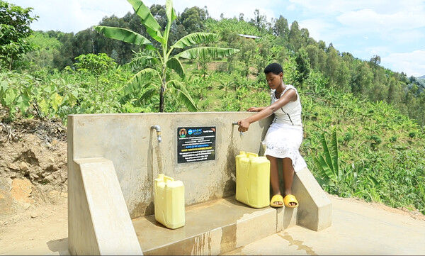 ▲가샤루 마을 주민이 새로 설치된 식수대에서 물을 긷고 있다. ⓒ녹차원
