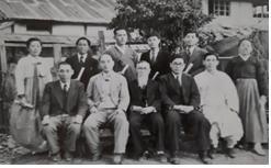 1950년 3월 김제노회 성경학교 1회 졸업. 앞줄 오른쪽이 안덕윤 목사이다.