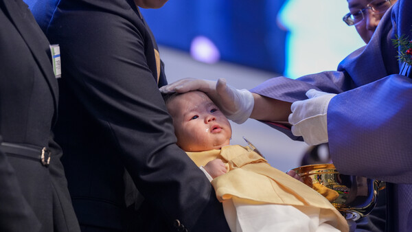 ▲사랑의교회는 성탄절에 드려진 세 번의 예배 가운데 총 130명의 유아들이 참여하는 유아세례식을 거행했다. ⓒ사랑의교회