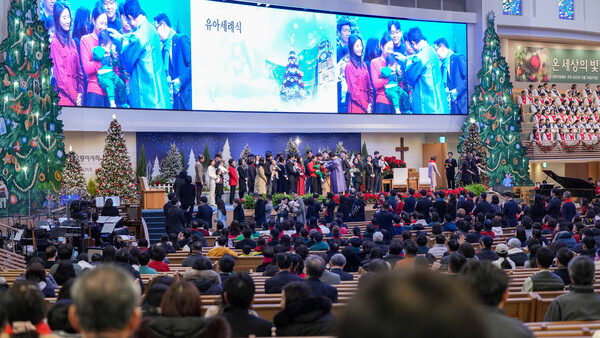 ▲사랑의교회(오정현 목사)는 성탄절인 25일 세 차례 ‘성탄축하 온가족연합예배’를 드렸다. ⓒ사랑의교회