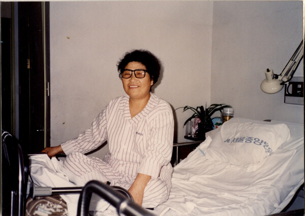 ▲1992년 신장기증 수술을 위해 입원한 홍금실 씨의 모습 ⓒ사랑의장기기증운동본부