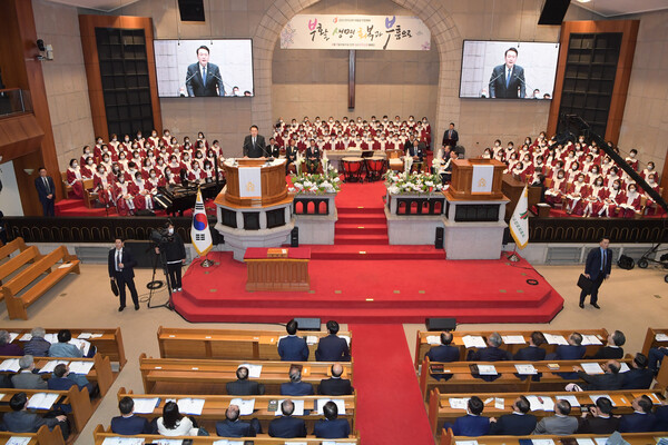 사진은 지난해 서울 영락교회(김운성 목사)에서 드려진  ‘2023년 한국교회 부활절연합예배’에 윤석열 대통령이 참석해 축사했다.