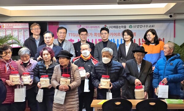 ▲횃불트리니티신학대학원대학교(TTGU) 총동문회(회장 김병준 목사)는 11월 19일 엘드림노인대학에서 ‘추수감사절 밥사랑 잔치 및 선물전달식’을 개최했다. 사진은 뒷줄 우측부터 황봉익목사, 장헌일목사, 김병준목사, 손훈오목사, 정성국목사, 김미진목사, 강인숙목사,