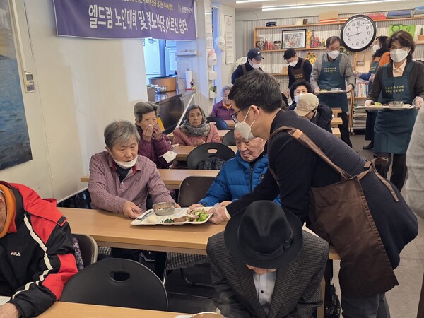 ▲해돋는마을 이사장 장헌일 목사는 “추수감사의 기쁨을 함께 나누기 위해 동문 목사님들이 변함없이 사랑의 식사, 선물, 봉사로 섬겨주신 데 깊이 감사드린다”고 전했다.