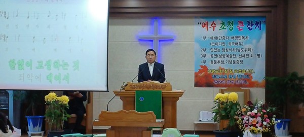 ▲전남 영암군 군서면 신광교회(담임 강판수 목사)가 지난 23일(주일) 오전 11시, 개그맨 출신 배영만 목사를 초청해 ‘예수 초청 큰 잔치’를 열고 지역 주민과 성도들에게 깊은 은혜와 복음의 감동을 전했다. 사진은 담임 김판수 목사